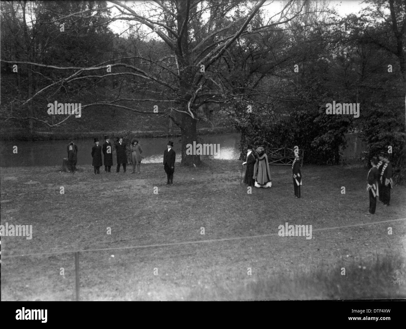Dieses Foto aus dem Jahr 1919 zeigt die Feier des Tree Day am Western College und zeigt Studenten, die an Open-Air-Theaterproduktionen beteiligt sind. Das Bild spiegelt den Schwerpunkt der Hochschule auf der Frauenbildung und außerschulischen Aktivitäten im Freien wider. Stockfoto