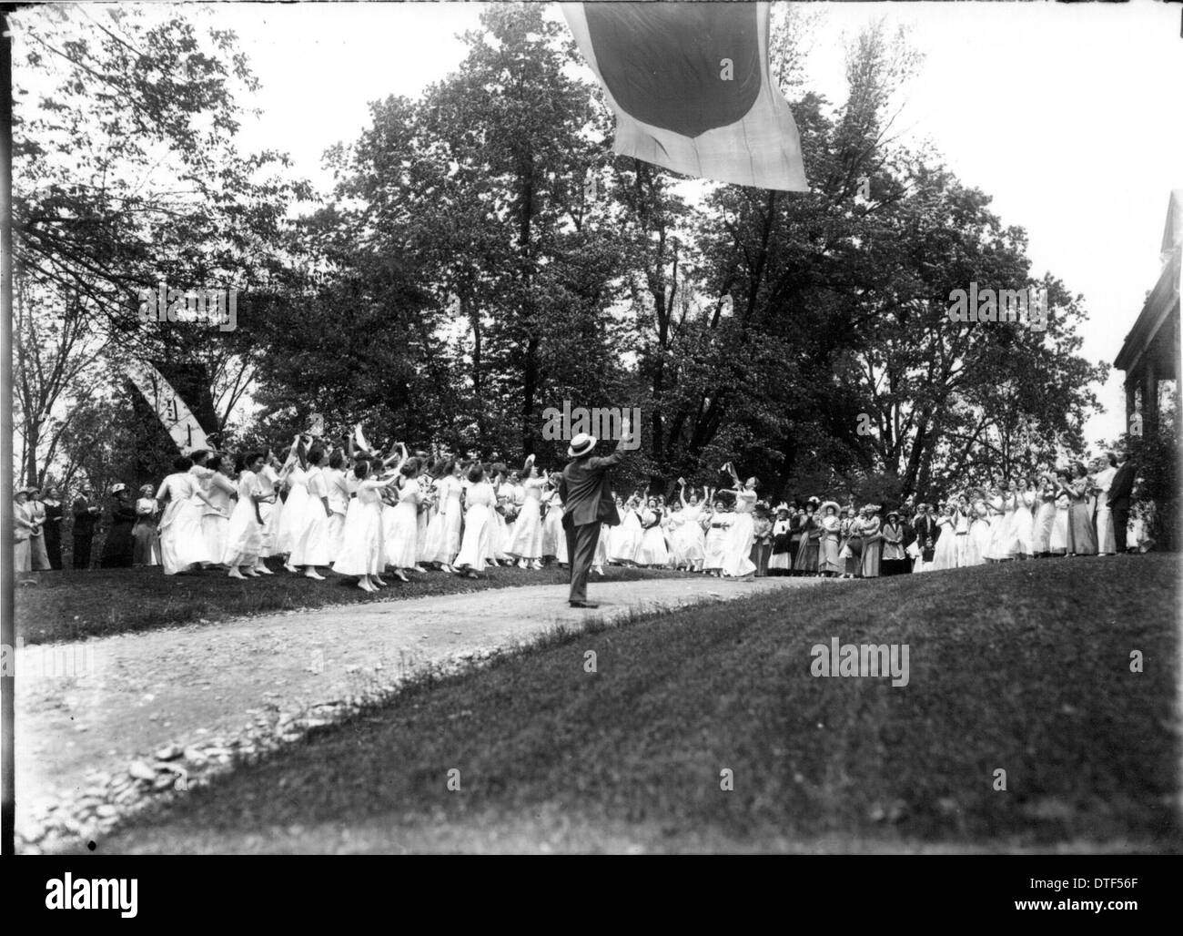 Eine Momentaufnahme des Tree Day am Western College im Jahr 1912, in der außerschulische Aktivitäten und Open-Air-Theaterproduktionen aufgenommen wurden, die ein Markenzeichen des Frauenbildungsprogramms an der Miami University waren. Diese Veranstaltung feiert das Engagement der Schüler und den Gemeinschaftsgeist. Stockfoto