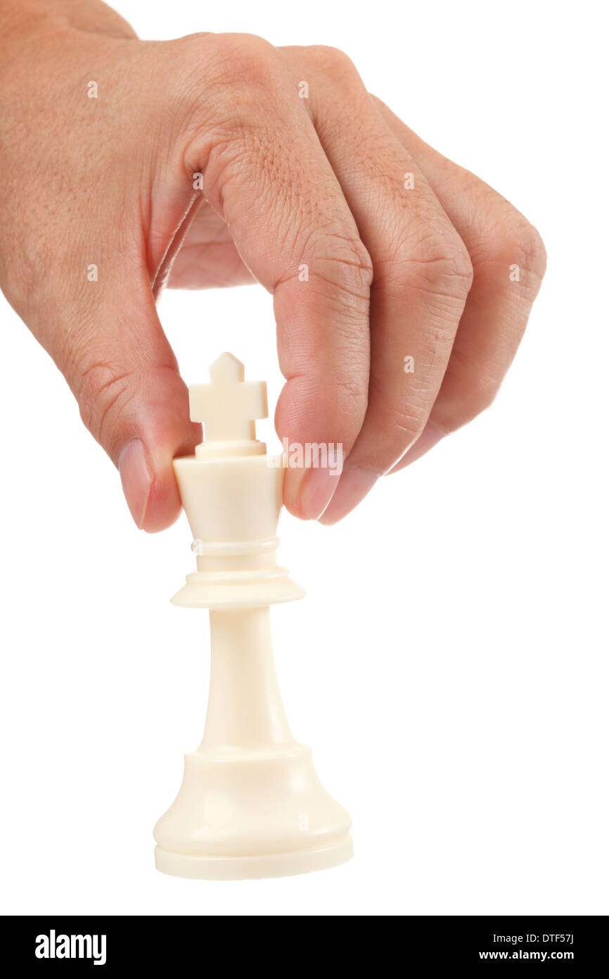Asiatische männliche Hand mit einem weißen Schachkönig auf weißem Hintergrund Stockfoto