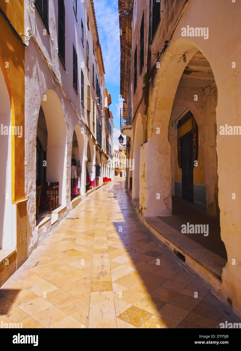 Blick auf eine schmale Straße in Ciutadella auf Menorca, Balearen, Spanien Stockfoto