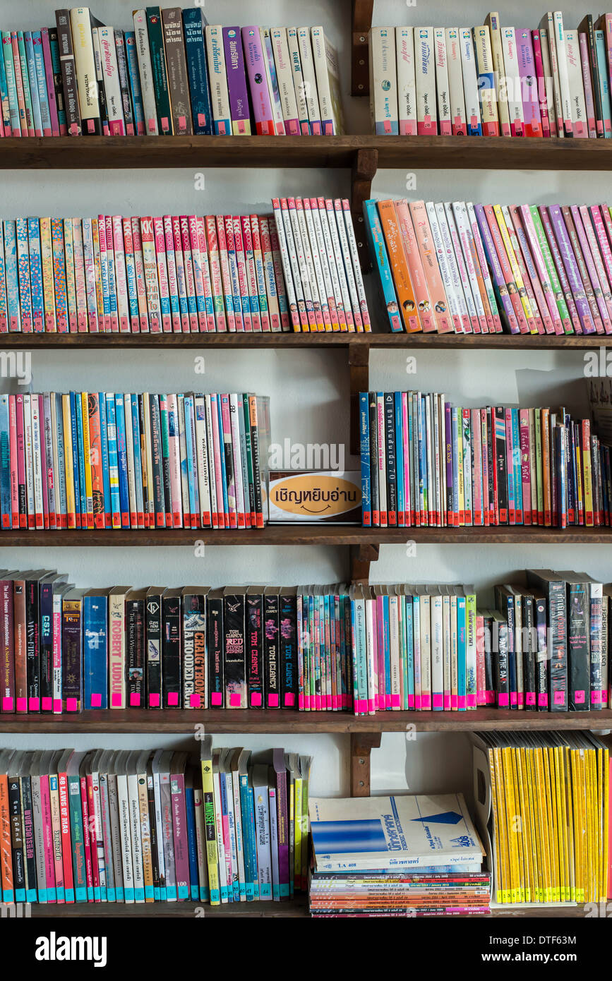 Bücher im Bücherregal im Café für Hintergrund. Stockfoto