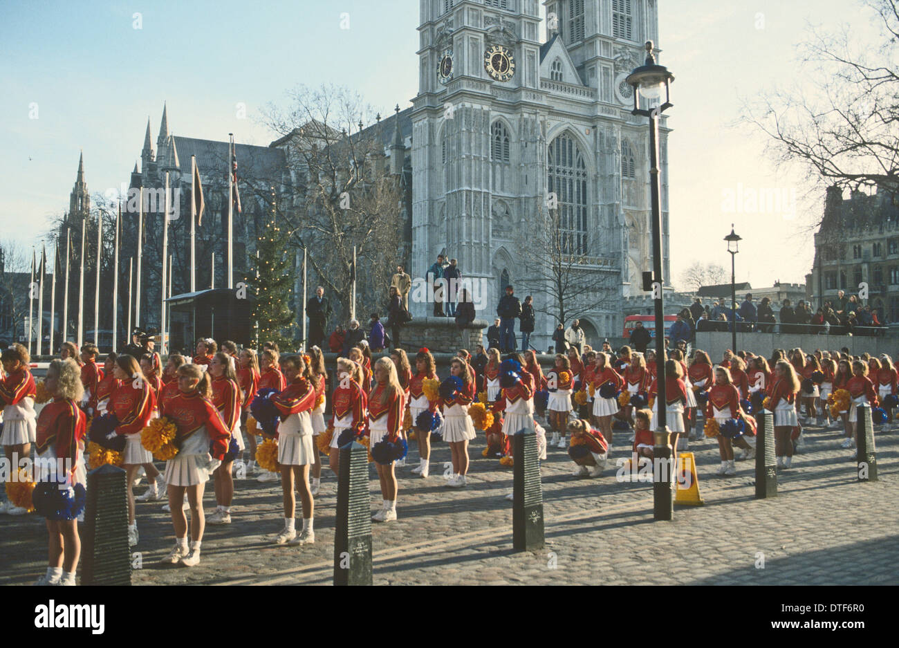 JÄHRLICHE NEUJAHR PARADE. CHEER LEADERS MONTIEREN VOR WESTMINSTER ABBEY-LONDON-UK Stockfoto