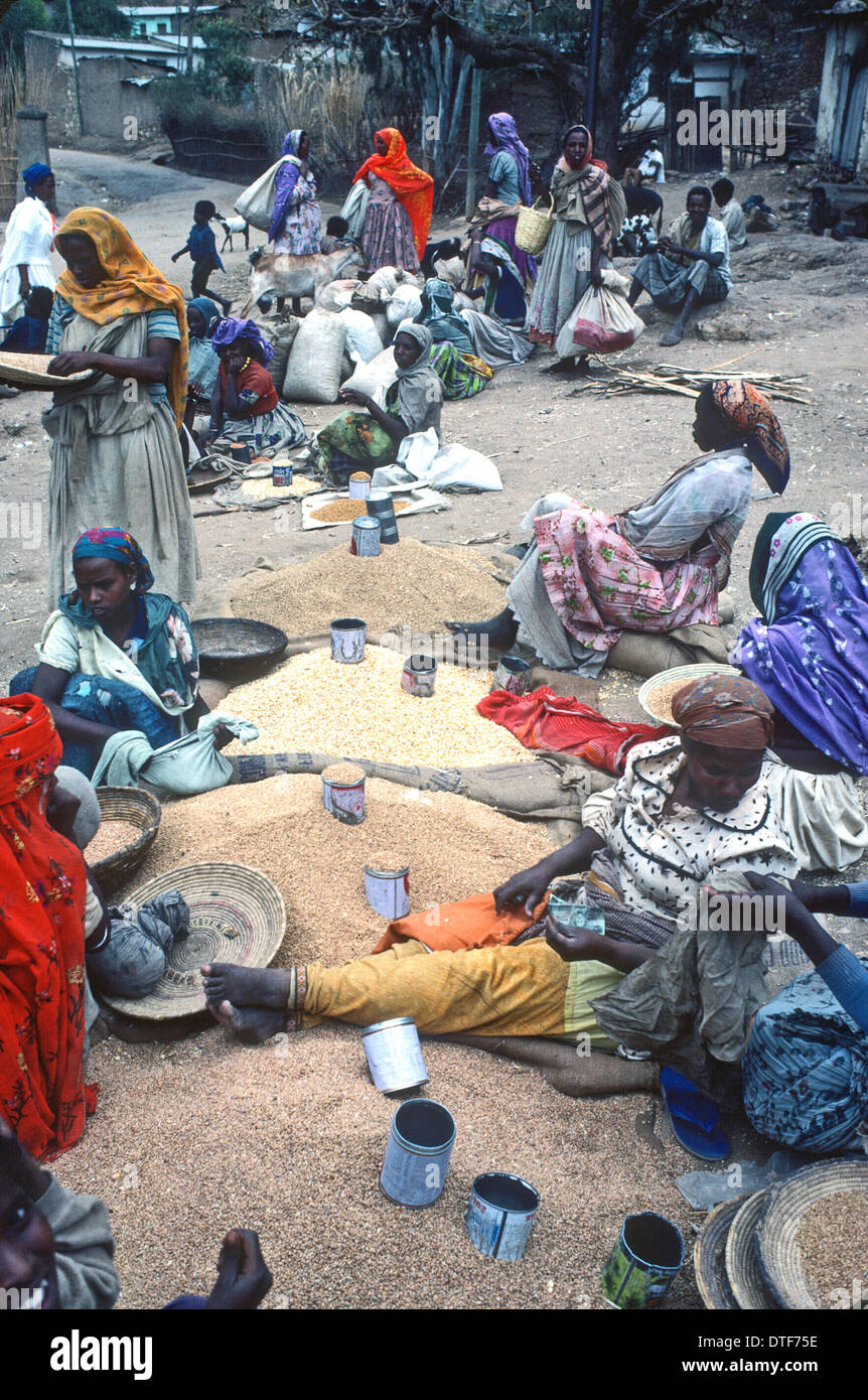 FRAUEN VERKAUFEN GETREIDE IN STRAßENMARKT IN HARAR, ÄTHIOPIEN Stockfoto