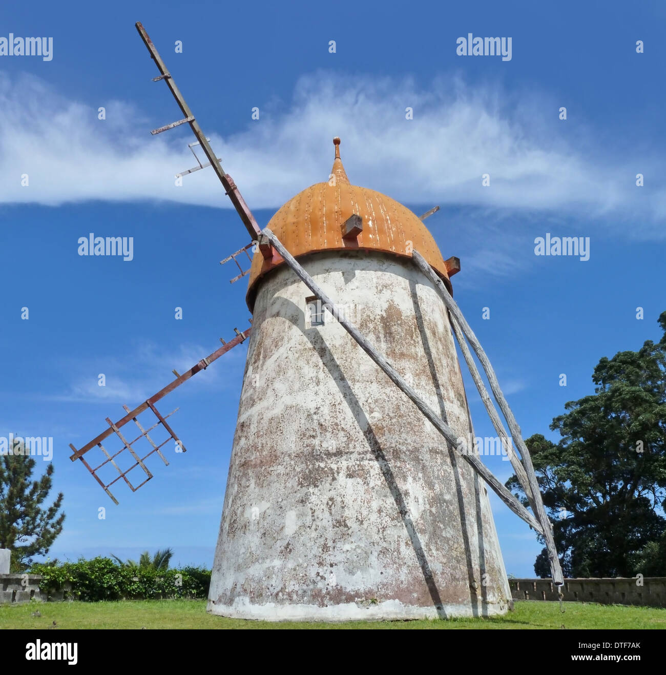 traditionelle Windmühle auf der Insel São Miguel, der größten Insel des Azoren-Archipels, Wich ist eine Gruppe von vulkanischen Inseln Loc Stockfoto