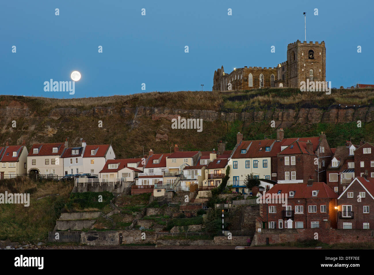 Mondaufgang über Whitby Hafen und der St. Marienkirche, North Yorkshire, England Stockfoto