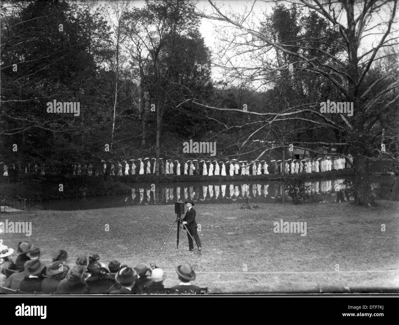Ein Foto vom Tree Day des Western College im Jahr 1919 mit außerschulischen Aktivitäten und Open-Air-Theatervorführungen. Die Veranstaltung beleuchtet die Ausbildung von Frauen und das Engagement von Studenten im College. Stockfoto