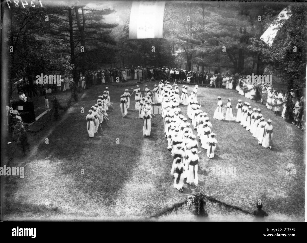 Dieses Foto aus dem Jahr 1914 zeigt Studenten des Western College, die den Tree Day feiern, mit Open-Air-Theateraufführungen und außerschulischen Aktivitäten als Teil der Traditionen des College für die Frauenbildung. Stockfoto