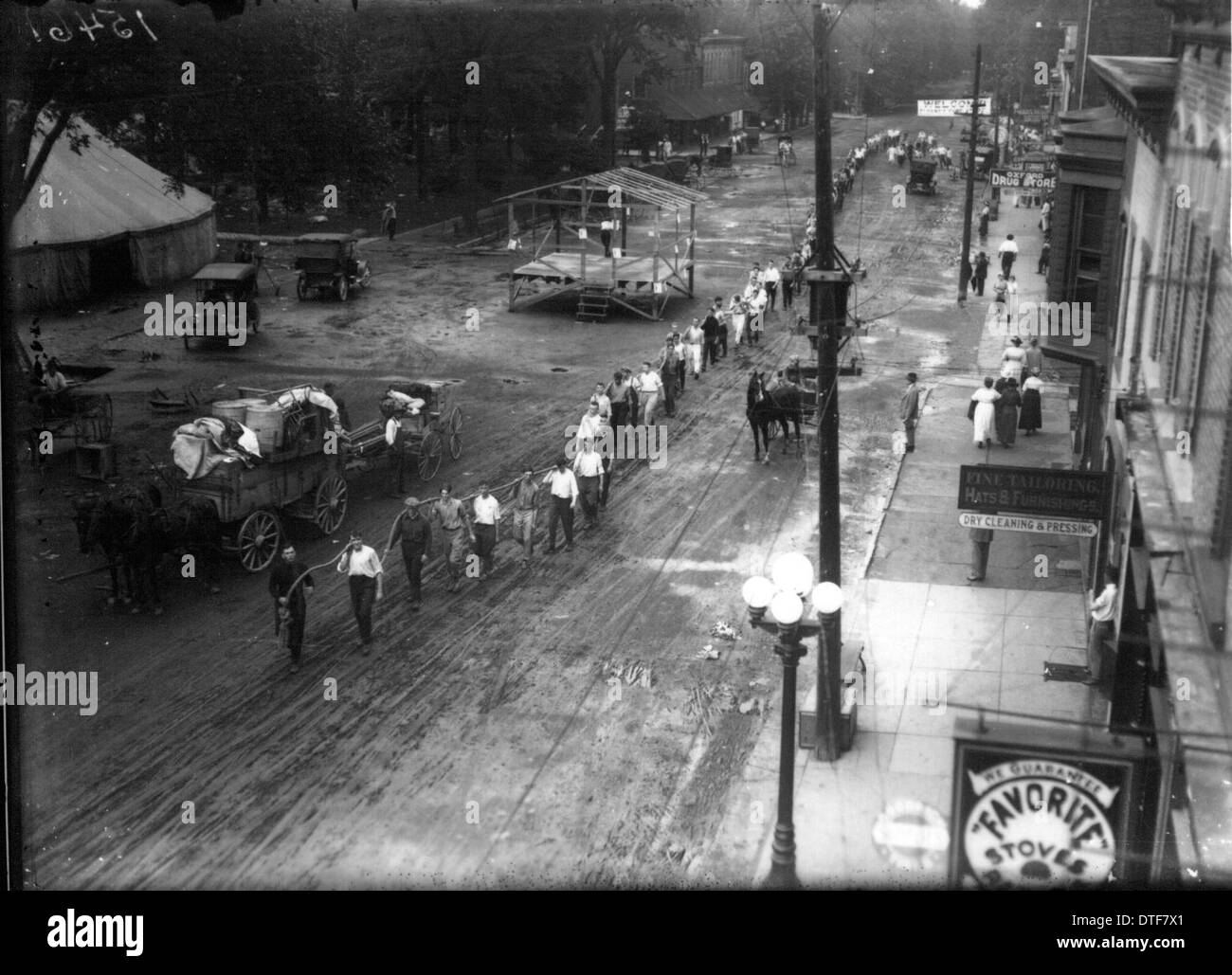 Dieses historische Foto aus dem Jahr 1916 zeigt Männer, die ein großes Seil für einen Tauziehen-Krieg-Wettbewerb tragen, ein beliebtes Ereignis im Stadt- und Stadtleben in dieser Zeit. Der Wettbewerb, bei dem zwei Teams an den gegenüberliegenden Enden eines Seils ziehen, spiegelt das Engagement der Gemeinschaft und den Wettkampf in amerikanischen Städten des frühen 20. Jahrhunderts wider, insbesondere in Oxford, Ohio. Stockfoto