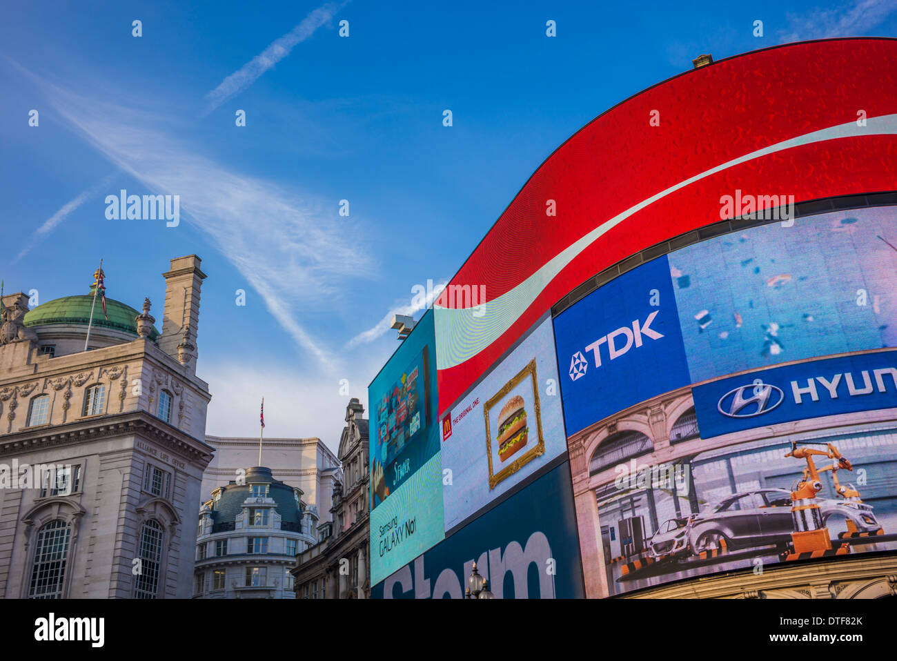 Die Anzeigenpreisliste Bildschirme der Picadilly Circus in der City of Westminster, London Stockfoto