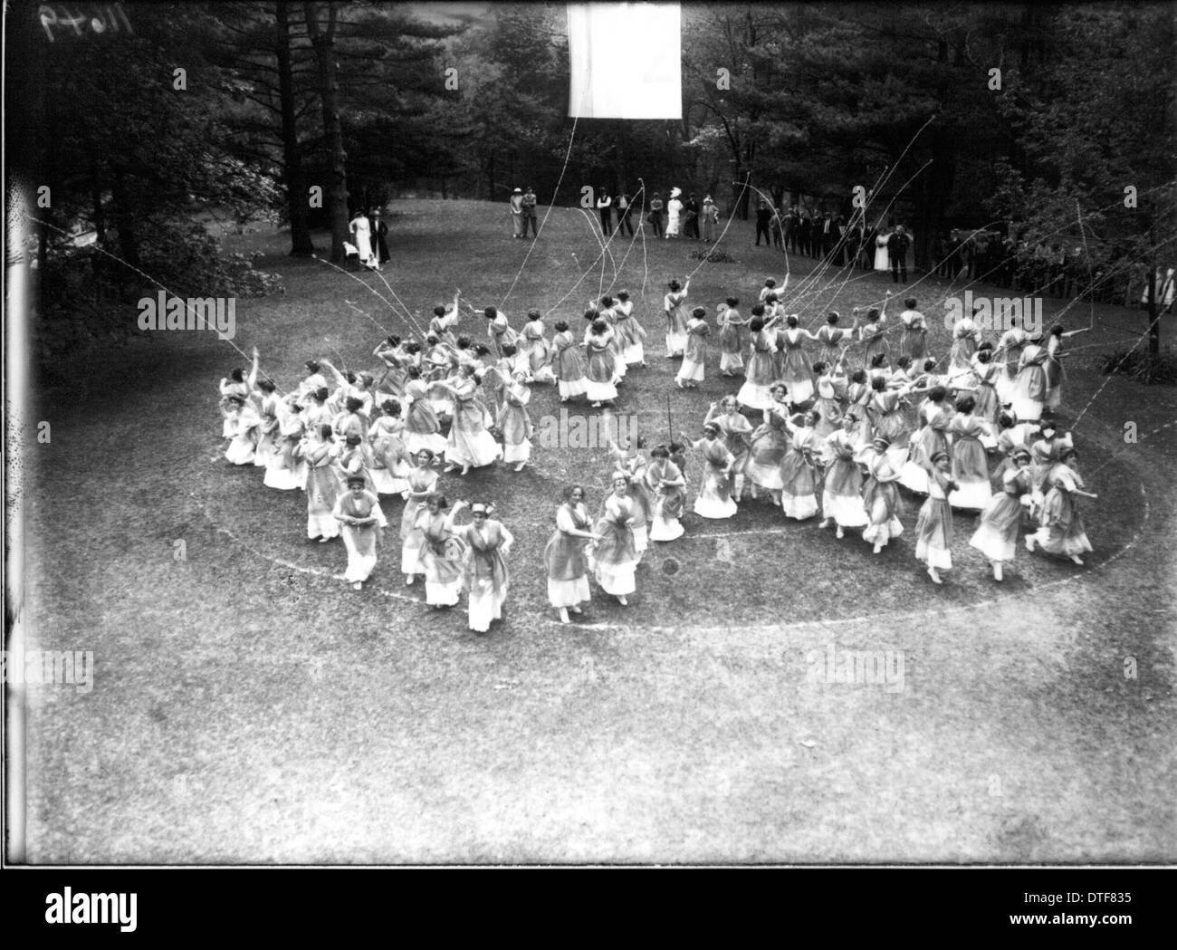 Dieses Foto zeigt eine Open-Air-Theaterproduktion am Western College während des Tree Day im Jahr 1912. Die Veranstaltung, die eine bedeutende außerschulische Aktivität für Frauen war, beleuchtet die sozialen und pädagogischen Aktivitäten von Frauen an der Miami University in Oxford, Ohio, während des frühen 20. Jahrhunderts. Stockfoto