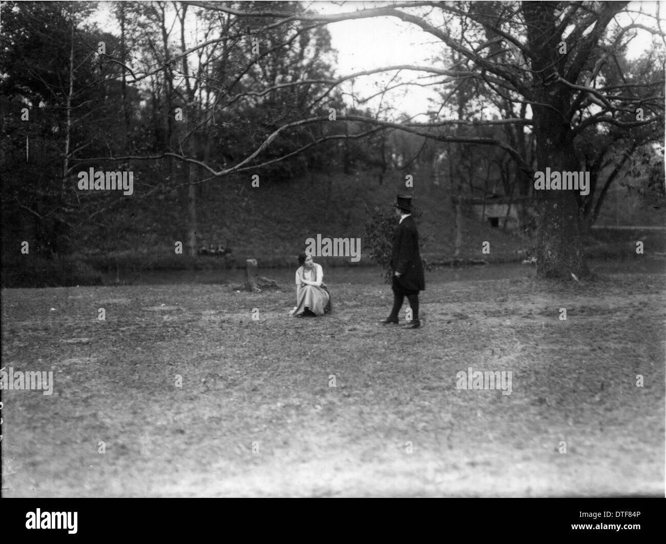 Dieses Foto zeigt eine Veranstaltung im Western College im Jahr 1919, bei der Studenten an einer Open-Air-Theaterproduktion am Tree Day teilnahmen, einer Feier der Outdoor-Kunst. Das Bild unterstreicht die Bedeutung außerschulischer Aktivitäten und der Frauenbildung in diesem Zeitraum. Stockfoto