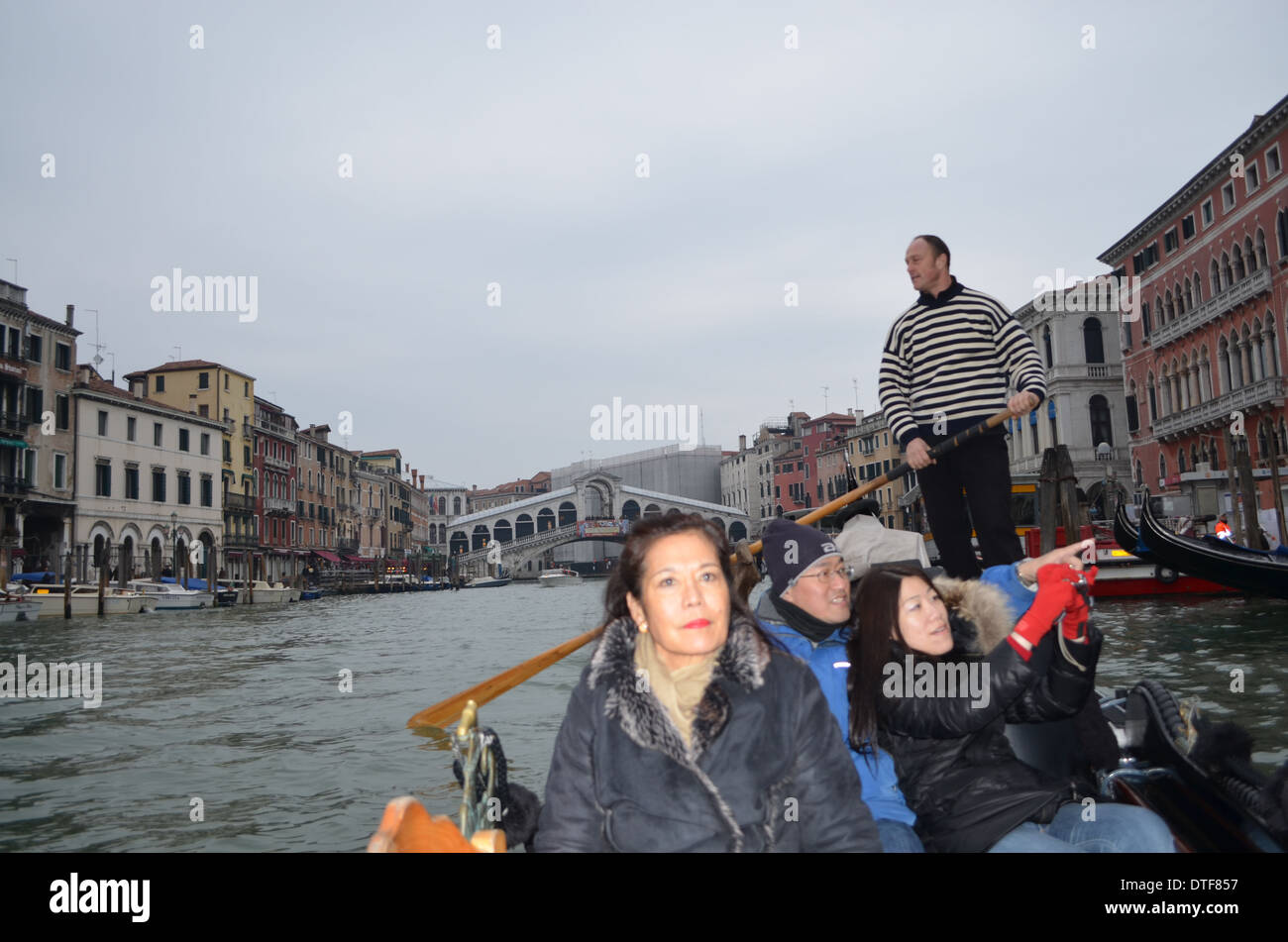 Venedig, Italien, A Gondelfahrt können Bethe Höhepunkt Ihrer Tour, wie Sie entlang von Yourmusical Gondoliere singt "O Sole Mio" glitt sind Stockfoto