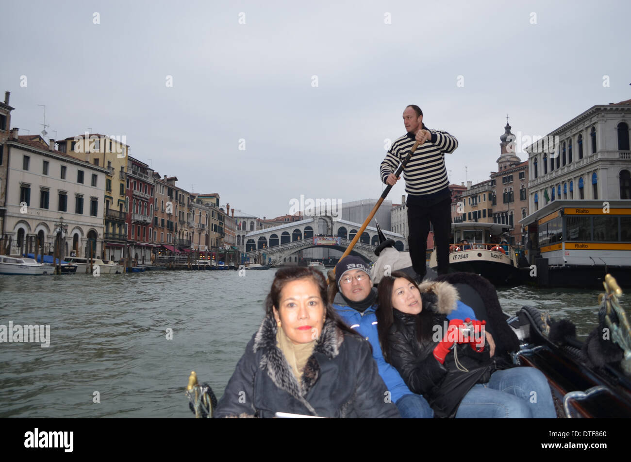 Venedig, Italien, A GondolaRide kann den Höhepunkt Ihrer Tour sein, da Sie entlang von Yourmusical Gondoliere singt "O Sole Mio" glitt sind Stockfoto