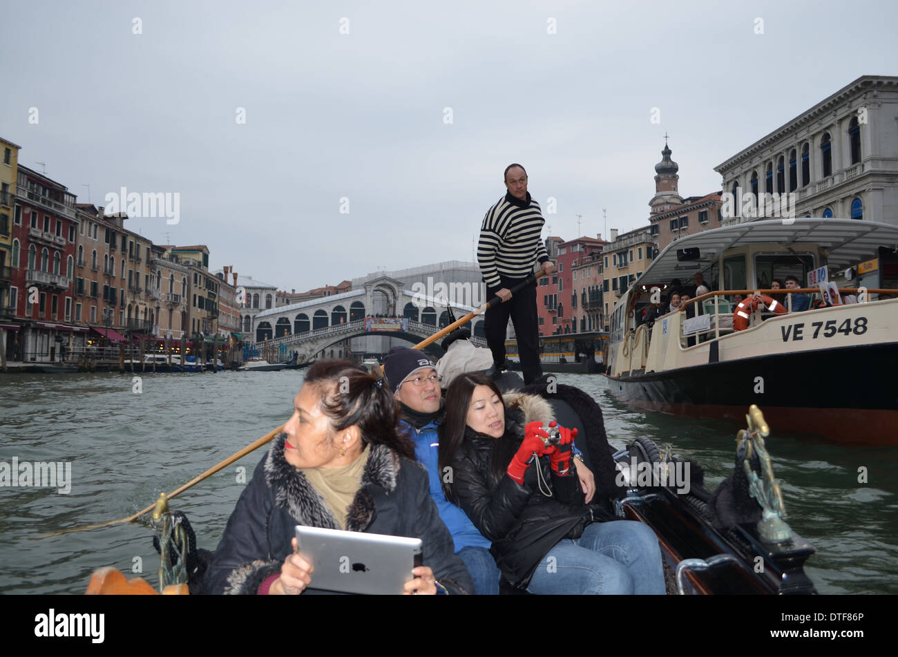 Gondelfahrt Venedig, A kann der Höhepunkt Ihrer Tour als Sie Areglided entlang Byyour musikalische Gondoliere singt "O Sole Mio" Stockfoto