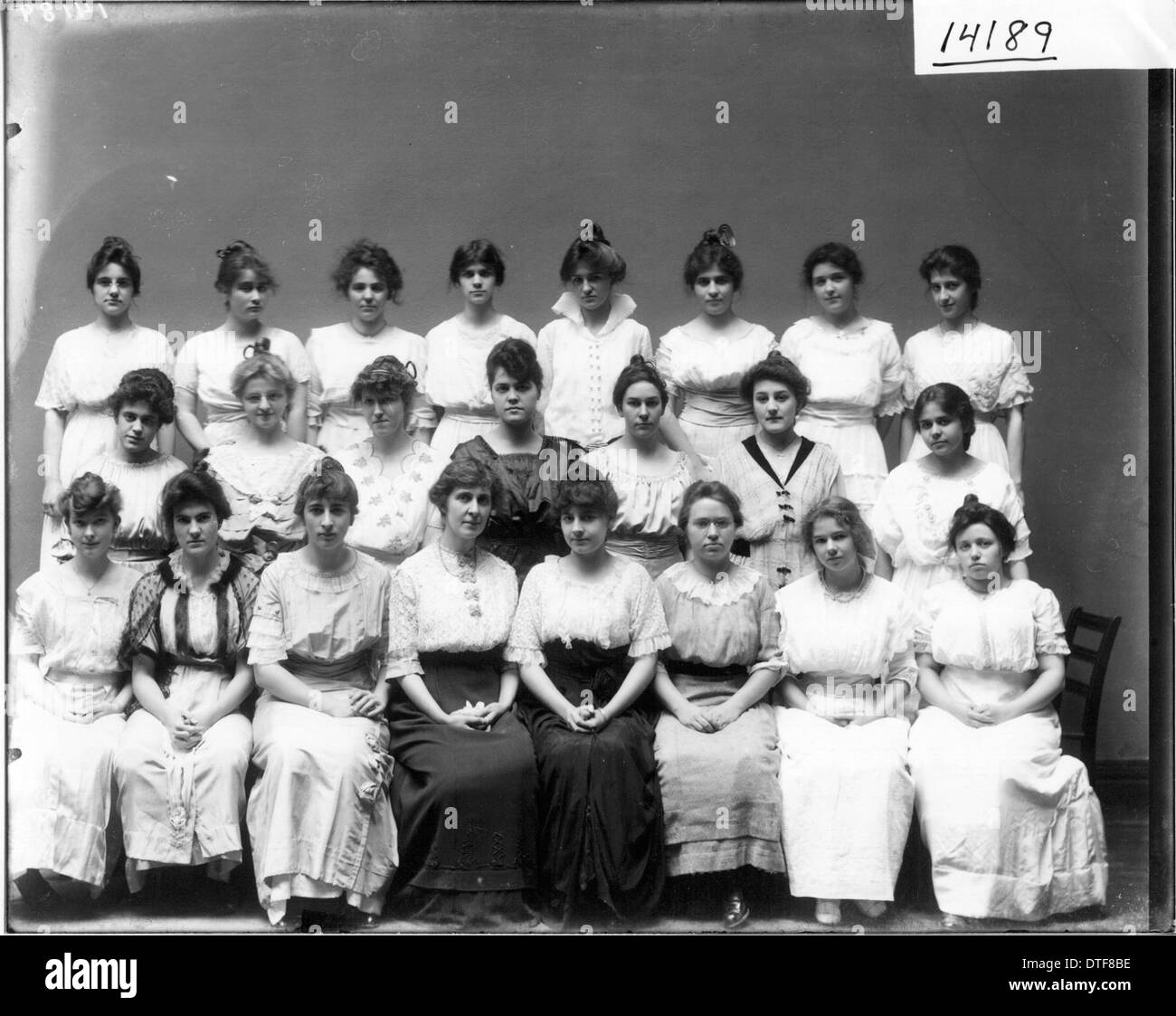 Dieses Gruppenporträt aus dem Jahr 1914 zeigt den Western College Glee Club, eine Frauengesangsgruppe aus dem Western College. Sie hebt die Rolle der Studentenorganisationen in der Frauenbildung hervor, die die aktive Beteiligung von Frauen an außerschulischen Aktivitäten in akademischen Bereichen repräsentieren. Stockfoto