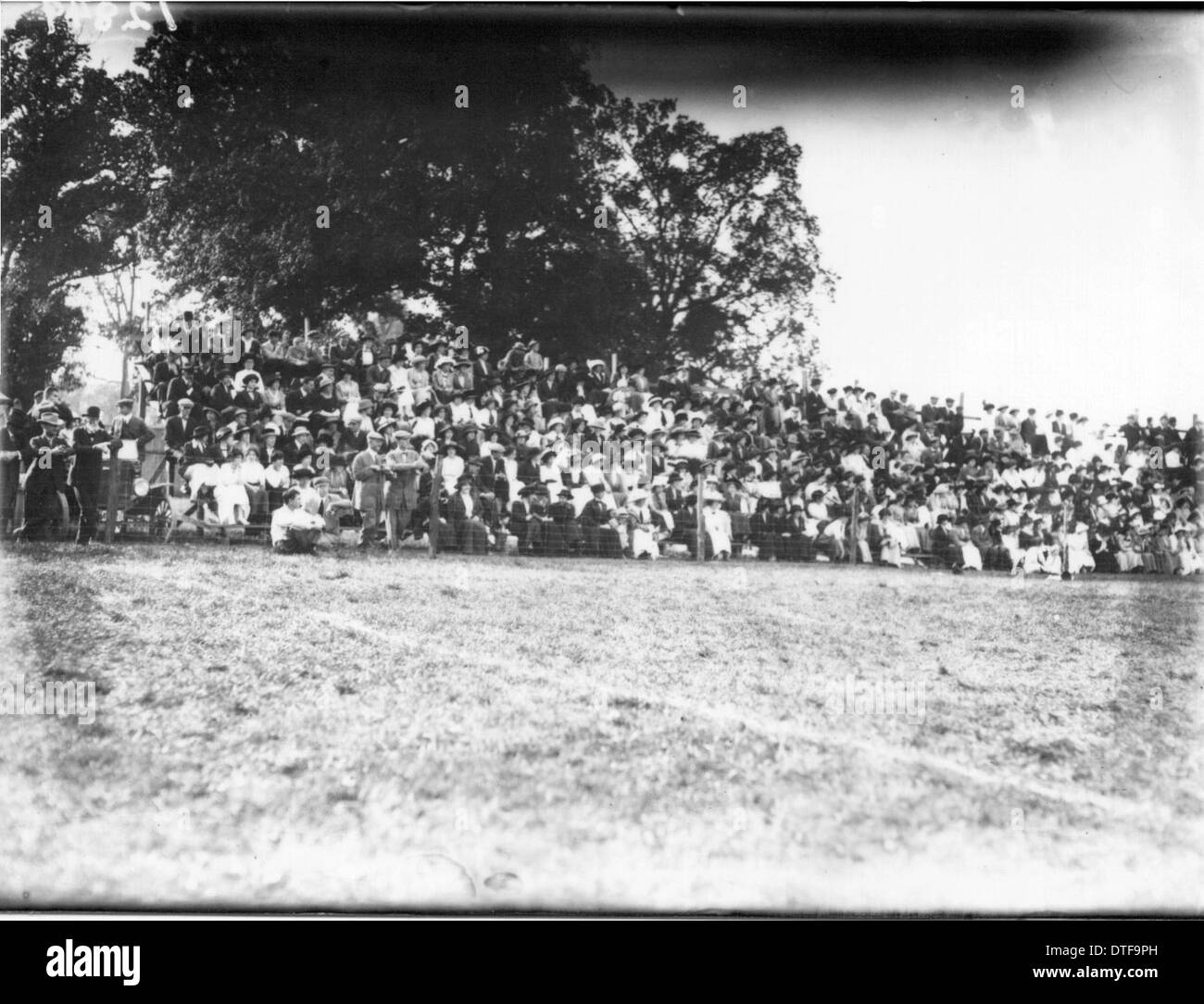 Dieses Foto aus dem Jahr 1913 fängt Zuschauer bei einem Fußballspiel zwischen der Miami University und Georgetown ein. Es spiegelt die Sportkultur des frühen 20. Jahrhunderts wider und die begeisterte Menge, die die Teams unterstützte, eine Tradition, die im amerikanischen Sport heute noch lebt. Stockfoto