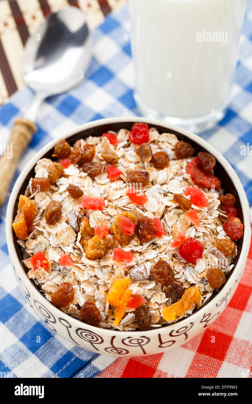 Müsli mit getrockneten Früchten Stockfoto