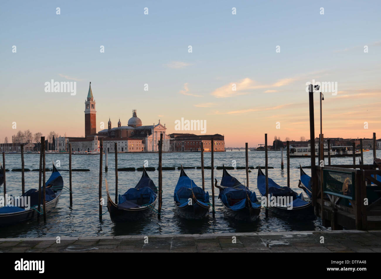 Venedig, Italien, liegen vor dem Hintergrund der St Giorgios Gondeln noch am Ende des Tages. Es ist eine Szene, die Venedig verkörpert Stockfoto
