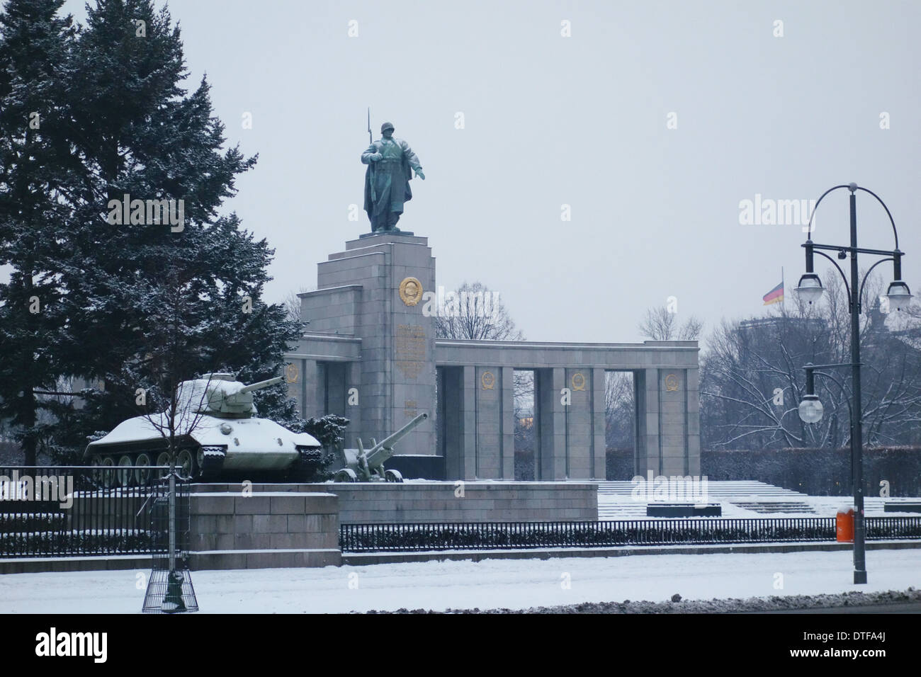 Berlin, Deutschland - 27. Januar 2014: Schnee in das Sowjetische Ehrenmal im Tiergarten, Berlin. Stockfoto