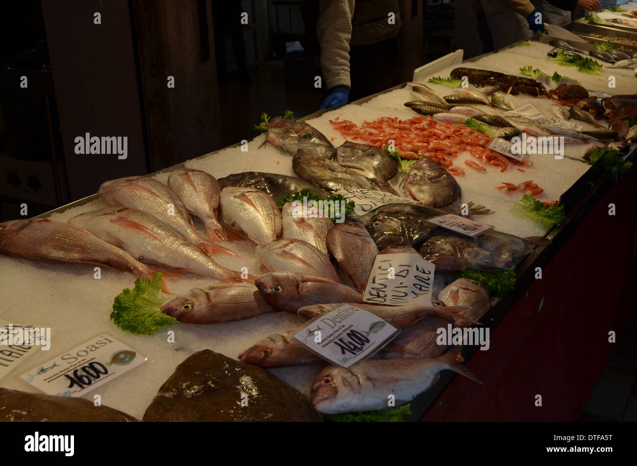 Venedig, Italy.A Anzeige der Fisch auf dem Markt neben der Rialto Brücke. Stockfoto