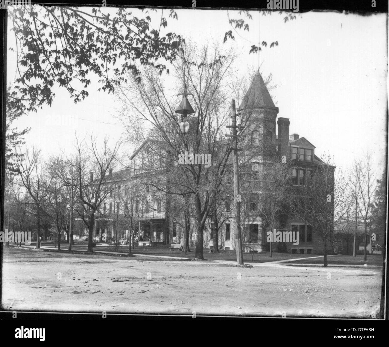 Dieses Foto zeigt das Oxford College in Oxford, Ohio, aus dem Nordosten. Das Bild zeigt die architektonischen Merkmale des Colleges, einer wichtigen Institution in der Geschichte der Miami University und der Frauenbildung. Das Foto ist Teil der Snyder-Sammlung, die die Geschichte und Entwicklung des Campus dokumentiert. Stockfoto