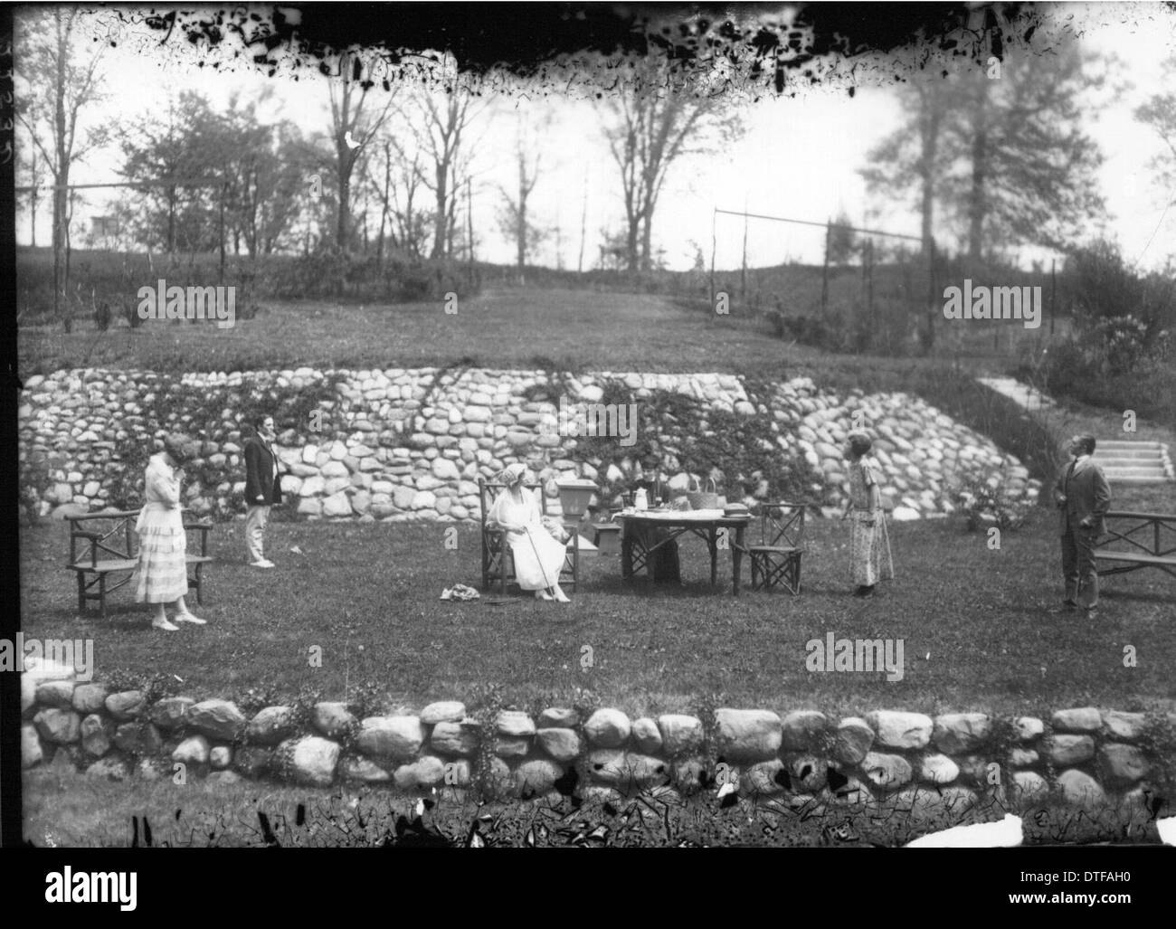 Dieses Foto zeigt einen Moment vom Tree Day am Western College im Jahr 1923, in dem Studenten an außerschulischen Aktivitäten teilnehmen und die Bedeutung von Umweltbewusstsein und Beteiligung an der Gemeinschaft betonen. Stockfoto