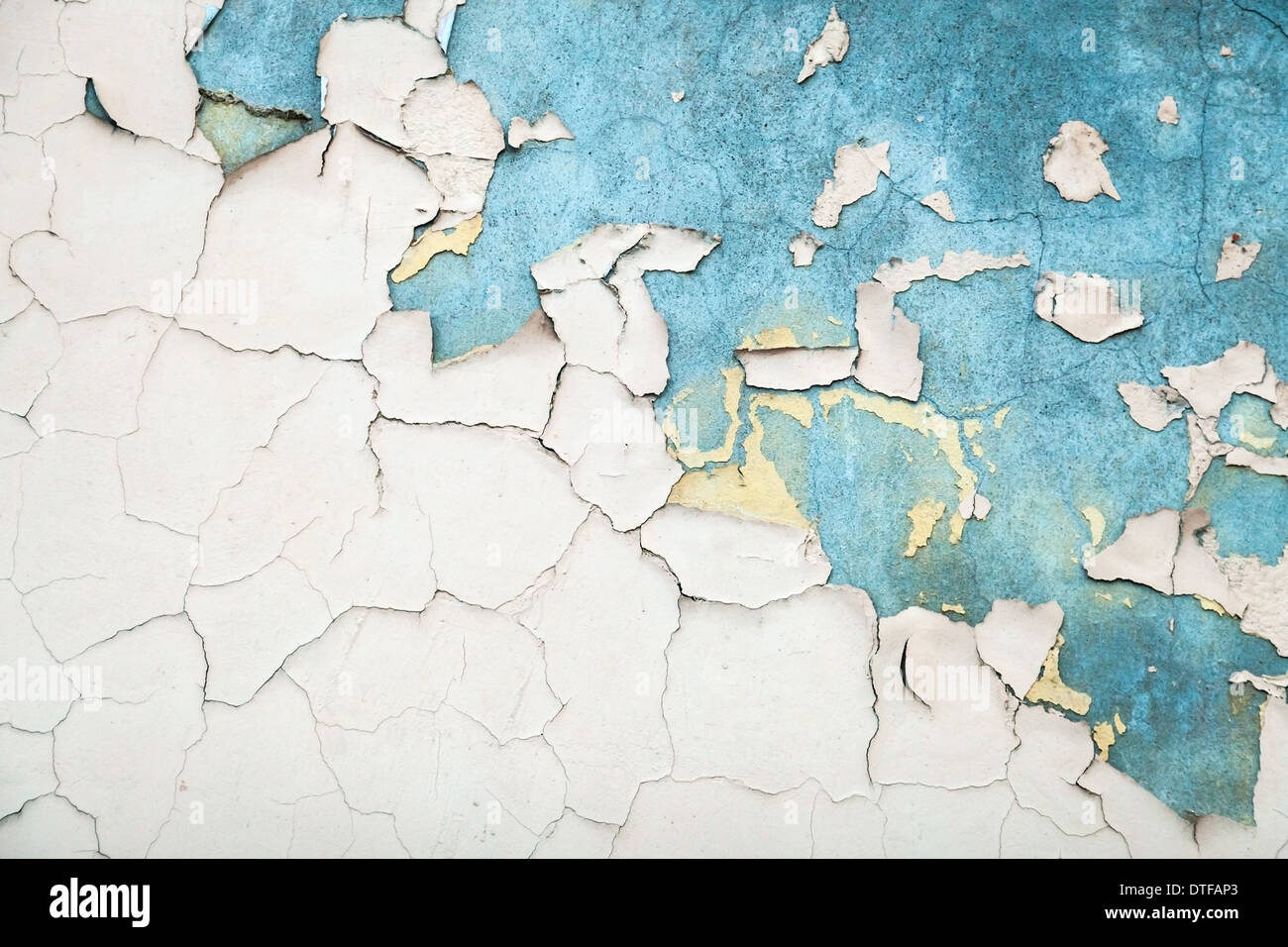 Textur des alten gebrochenen Weißlack auf blauen Betonwand Stockfoto