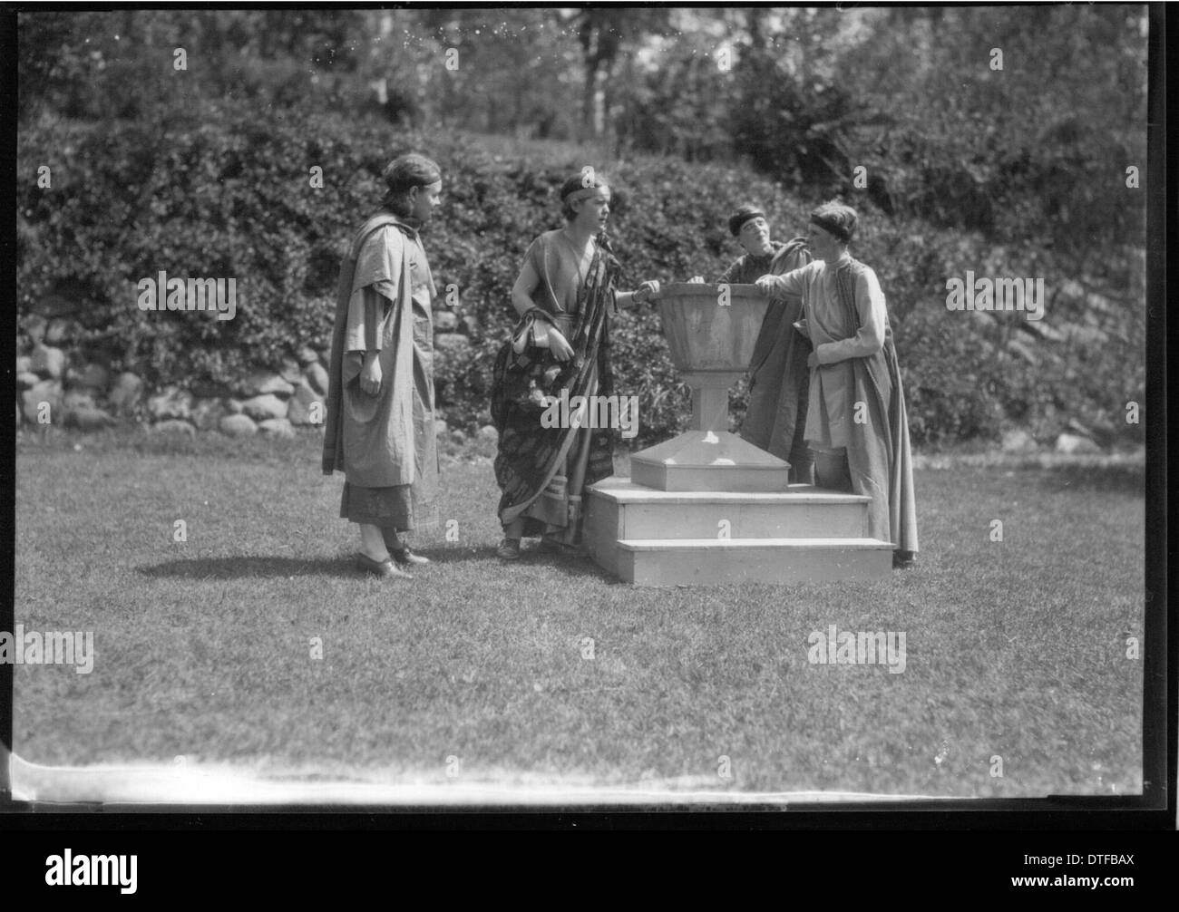 Dieses Foto aus dem Jahr 1927 zeigt die Studenten des Western College in Oxford, Ohio, während des Tree Day, einer Tradition mit Open-Air-Theaterproduktionen. Die Veranstaltung beleuchtet außerschulische Aktivitäten und den Schwerpunkt der damaligen Frauenbildung. Stockfoto