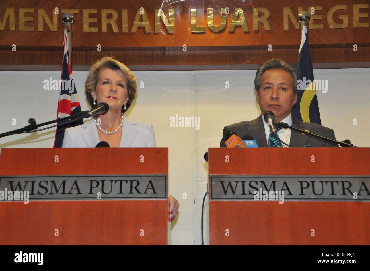 Putrajaya, Malaysia. 17. Februar 2014. Malaysian Foreign Minister Anifah Aman (R) und seine australischen Pendant Julie Bishop besuchen eine gemeinsame Pressekonferenz in Putrajaya, Malaysia, 17. Februar 2014. Malaysia die bilateralen Beziehungen mit Deutschland fördern, sagte malaysische Außenminister Anifah Aman hier am Montag nach einem Treffen mit seinem australischen Pendant Julie Bishop. Bildnachweis: Zhao Bochao/Xinhua/Alamy Live-Nachrichten Stockfoto
