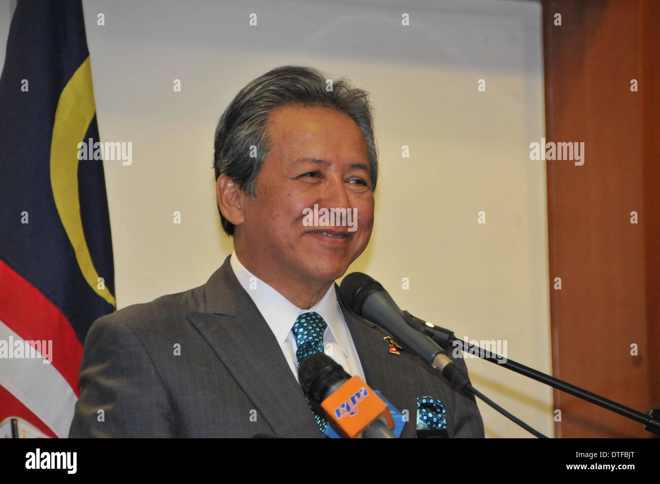 Putrajaya, Malaysia. 17. Februar 2014. Malaysische Außenminister Anifah Aman nimmt an einer gemeinsamen Pressekonferenz mit seinem australischen Amtskollegen Julie Bishop (nicht im Bild) in Putrajaya, Malaysia, 17. Februar 2014. Malaysia die bilateralen Beziehungen mit Deutschland fördern, sagte malaysische Außenminister Anifah Aman hier am Montag nach einem Treffen mit seinem australischen Pendant Julie Bishop. Bildnachweis: Zhao Bochao/Xinhua/Alamy Live-Nachrichten Stockfoto