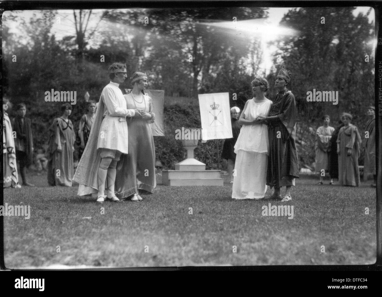 Der Tree Day 1927 am Western College bot Open-Air-Theaterproduktionen und Kostümveranstaltungen. Diese Feier der Frauenbildung umfasste Auftritte von Studenten, die die Rolle außerschulischer Aktivitäten im akademischen Leben unterstrichen. Stockfoto