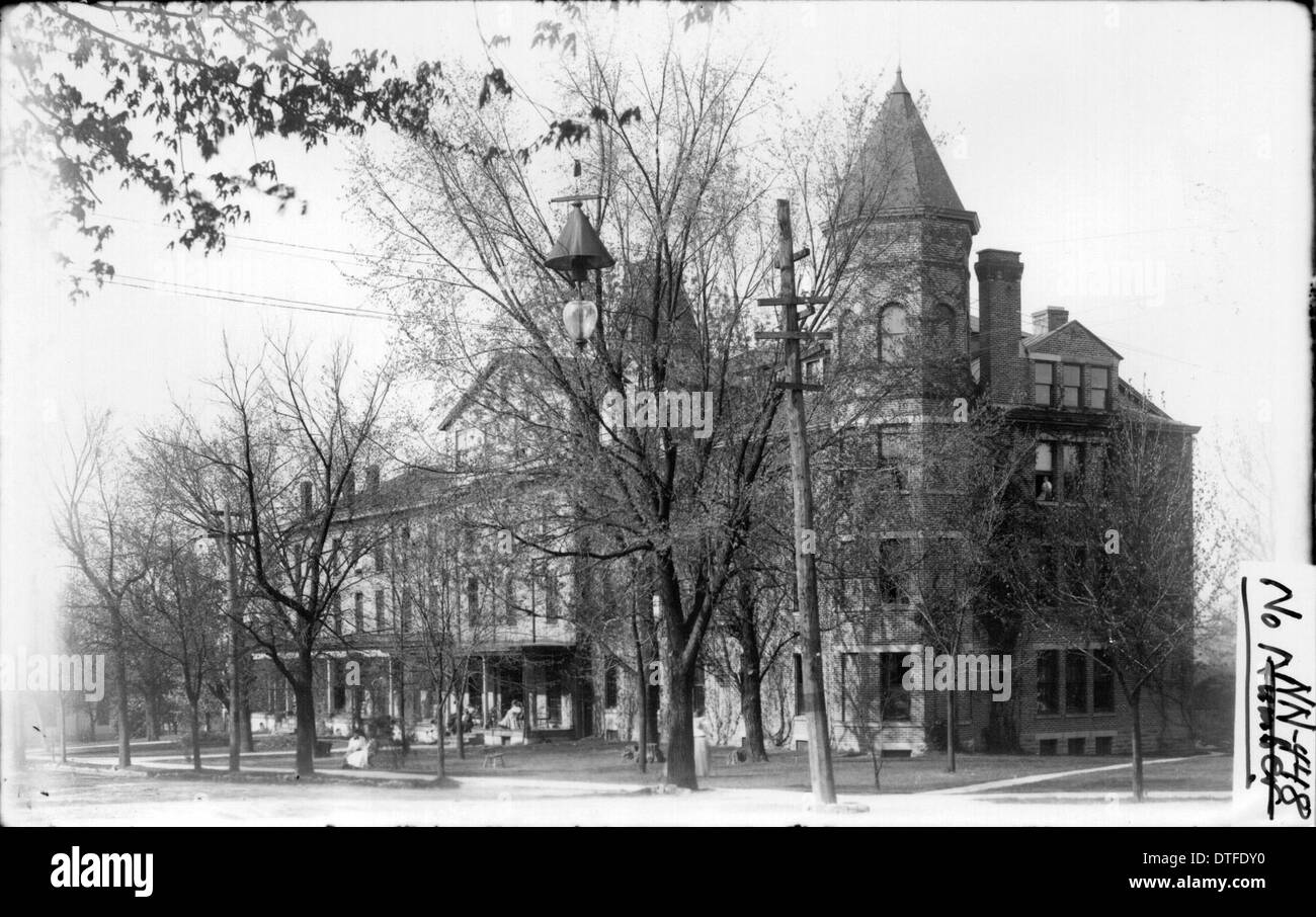 Eine historische Fotografie des Oxford College, aufgenommen aus dem Nordosten. Das Bild zeigt die ikonischen Gebäude des Colleges, das für sein Engagement für die Frauenbildung und seine historische Bedeutung in Oxford, Ohio, bekannt ist. Stockfoto