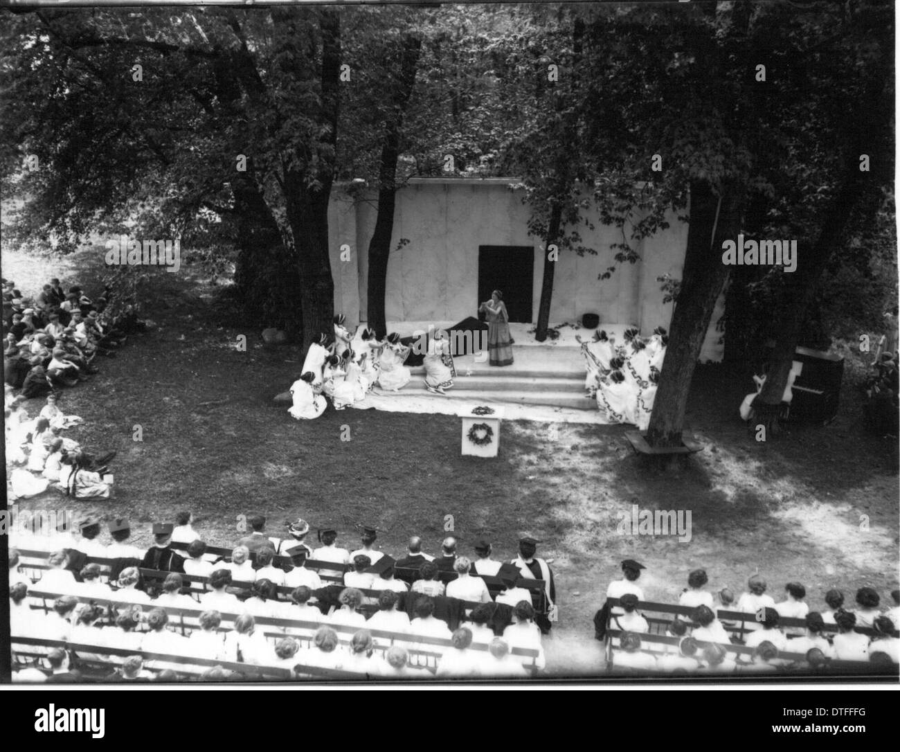 Der Tree Day 1913 am Western College beinhaltete Open-Air-Theaterproduktionen und war Teil des Bildungsschwerpunkts des College auf Outdoor-Lernen und Community Engagement. Es spiegelt die kulturelle und pädagogische Atmosphäre des frühen 20. Jahrhunderts wider. Stockfoto