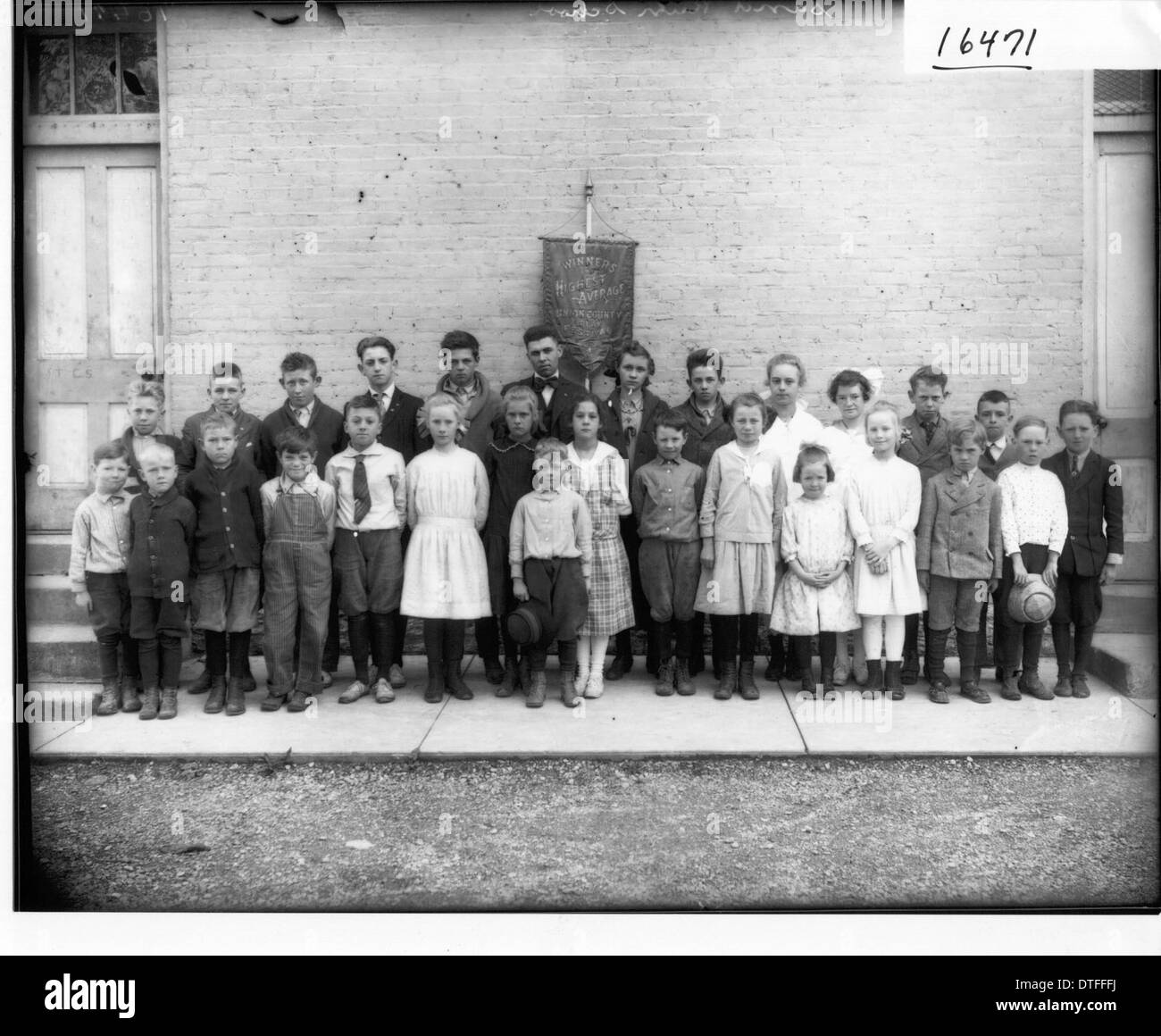 Dieses historische Gruppenporträt aus dem Jahr 1917 zeigt Schüler der Sandrum-Schule. Das Foto zeigt die Kinder in Uniform und bietet einen Einblick in das Bildungssystem der damaligen Zeit und die Kleidung, die die Schulkinder im Amerika des frühen 20. Jahrhunderts trugen. Stockfoto