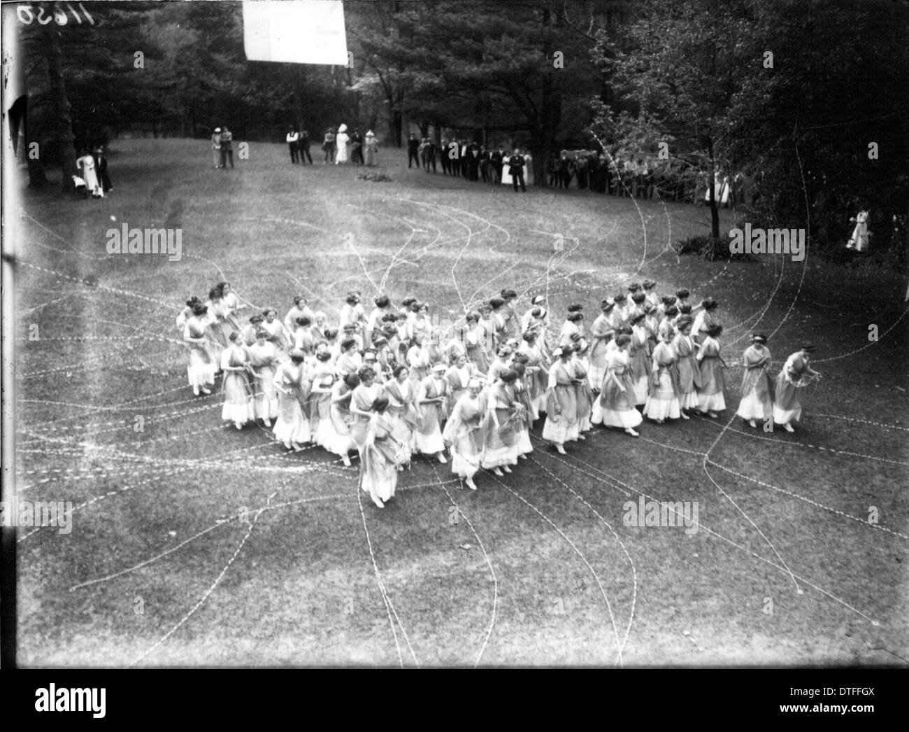 Ein Foto, das 1912 am Tree Day am Western College aufgenommen wurde. Die Veranstaltung, bei der die Bedeutung von Bäumen und Natur gefeiert wird, umfasst die Teilnahme an außerschulischen Aktivitäten und Open-Air-Theaterproduktionen. Stockfoto