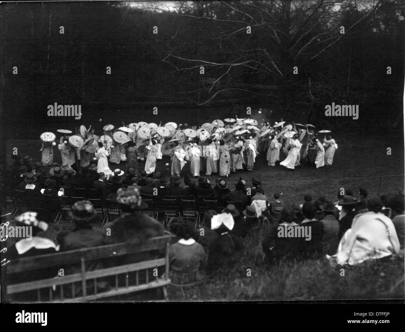 Foto von Studenten des Western College, die 1919 an den Aktivitäten des Tree Day teilnahmen und sich für Umweltschutzmaßnahmen engagierten. Stockfoto