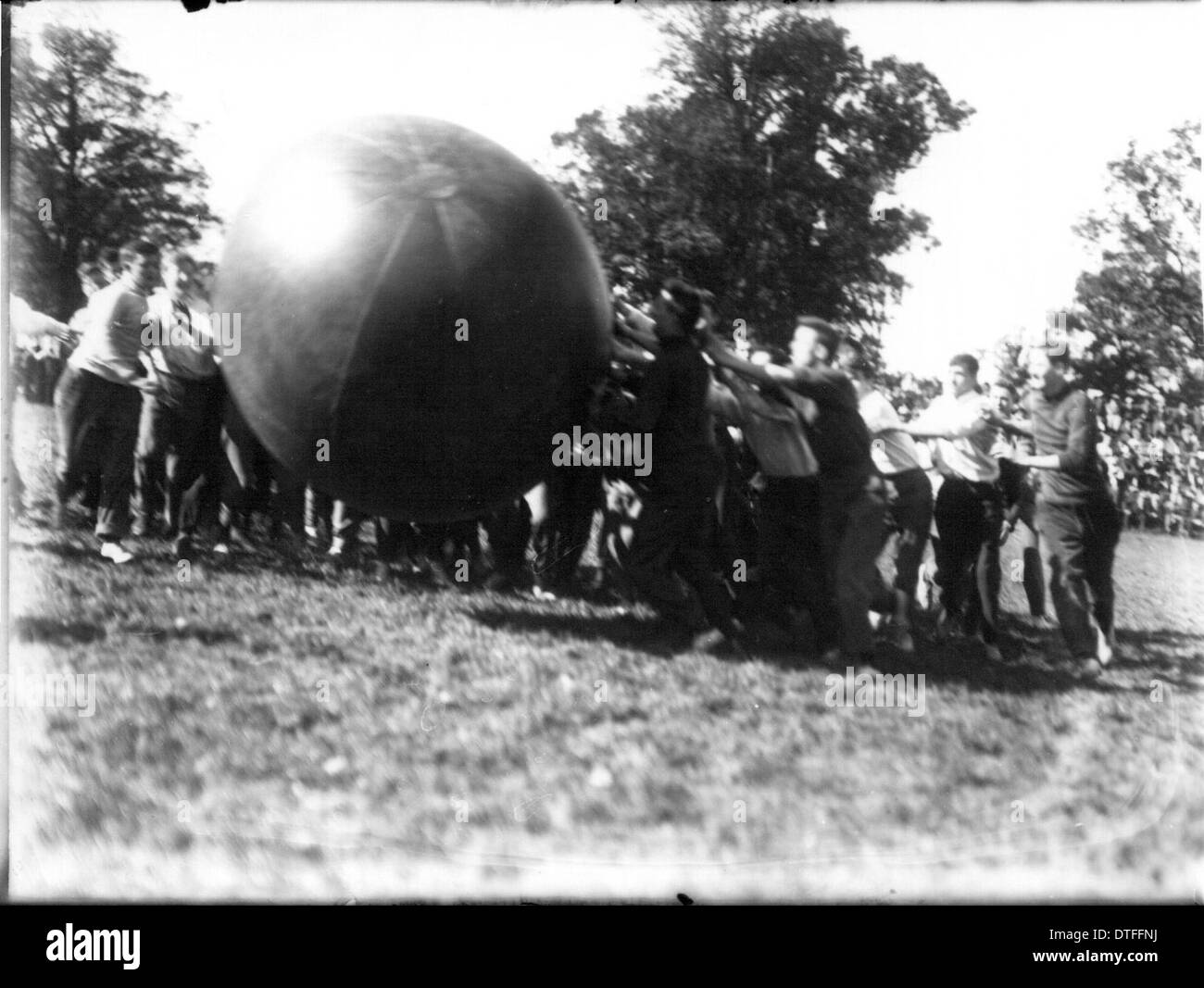 Ein historisches Foto aus dem Jahr 1911 zeigt den Push-Ball-Wettbewerb während des Erstlingswettbewerbs an der Miami University in Oxford, Ohio. Das Bild fängt einen Moment in dieser Wettkampfveranstaltung ein, die im frühen 20. Jahrhundert an Universitäten ein beliebter Sport war und einen Einblick in die Traditionen der Universität und die Aktivitäten der Studenten dieser Zeit bietet. Stockfoto