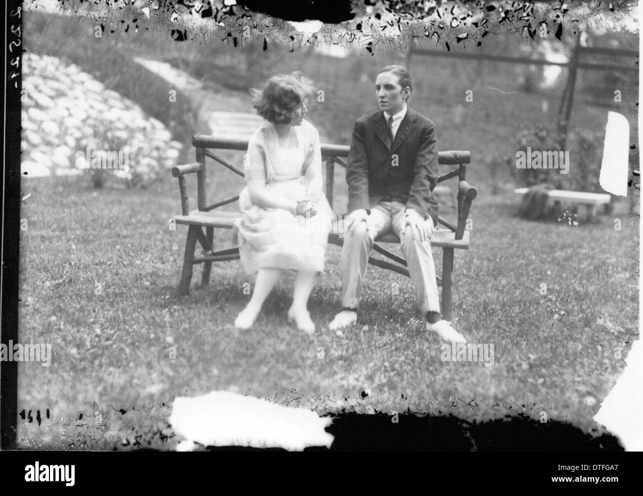 Dieses Foto aus dem Jahr 1923 vom Western College in Oxford, Ohio, zeigt eine Open-Air-Theaterproduktion am Tree Day, einer jährlichen Veranstaltung zur Feier außerschulischer Aktivitäten. Das Bild zeigt die Bildung von Frauen und die kulturelle Bedeutung solcher Veranstaltungen an der Miami University. Stockfoto