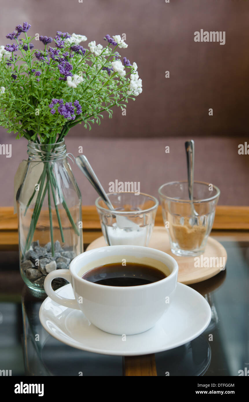 Tasse schwarzen Kaffee mit Zucker und Kunstleder Creme Stockfoto