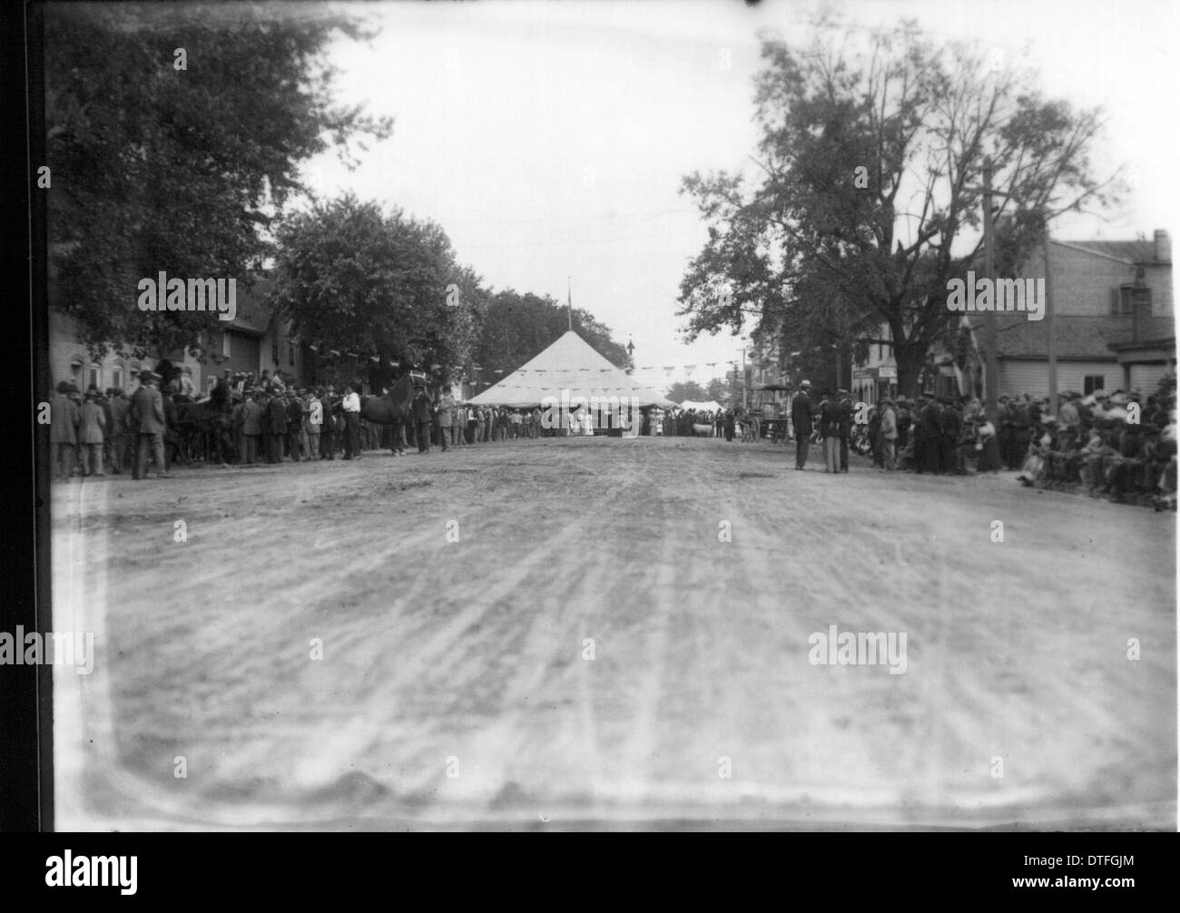Dieses historische Foto zeigt eine Szene von der Oxford Street Fair im Jahr 1912 und zeigt das pulsierende Stadtleben, Straßenverkäufer und Zuschauer. Es spiegelt die soziale Atmosphäre der Messen des frühen 20. Jahrhunderts in Oxford, Ohio, wider. Stockfoto