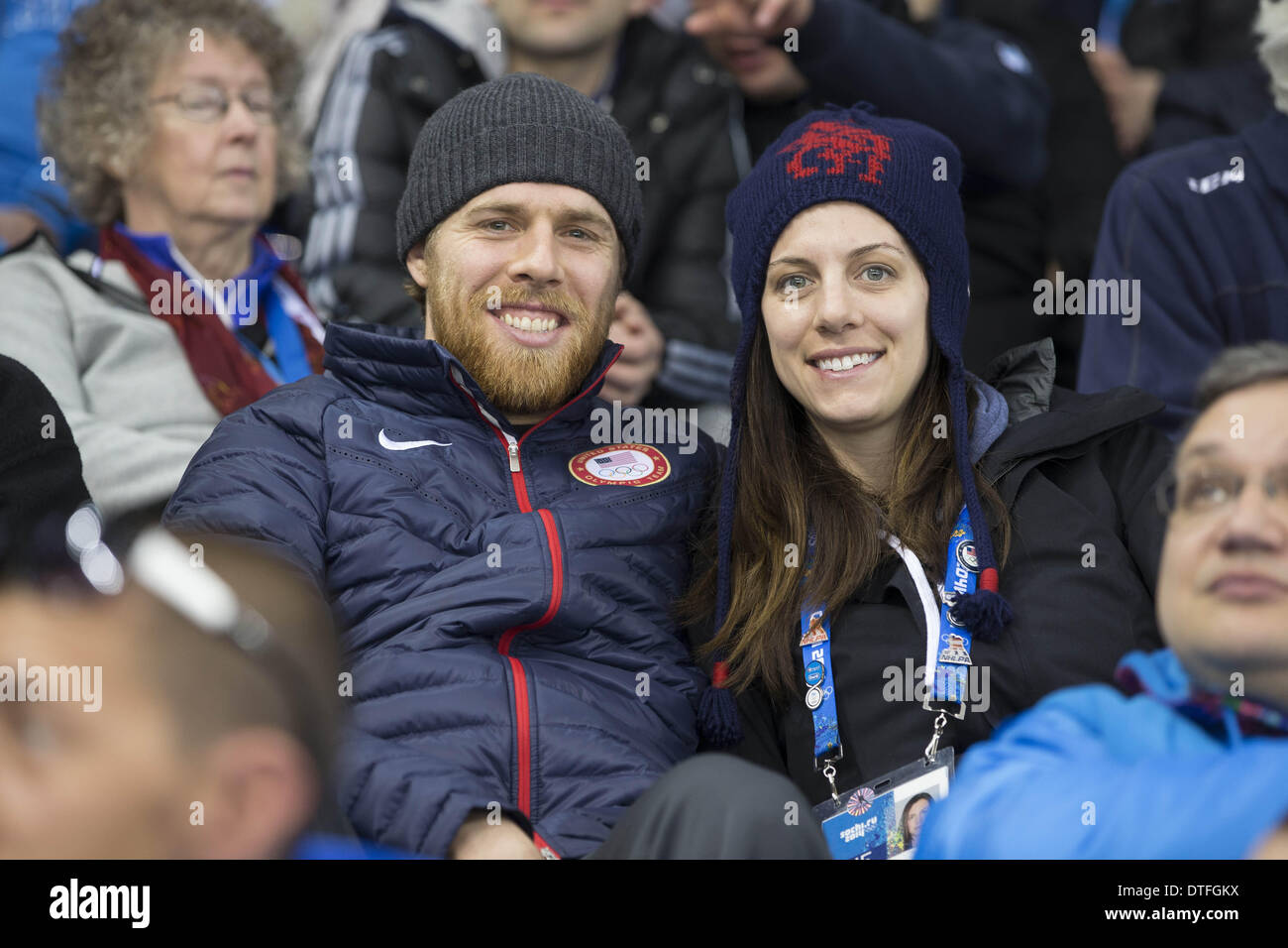 Sotschi, Russland. 17. Februar 2014. Winterspiele 2014 - Sotschi, Russia.USA Hockey Vs Schweden Frauen - Semi Finals.USA Hockey JOE PAVELSKI (#8) und seine Frau Credit: Jeff Cable/ZUMAPRESS.com/Alamy Live News Stockfoto
