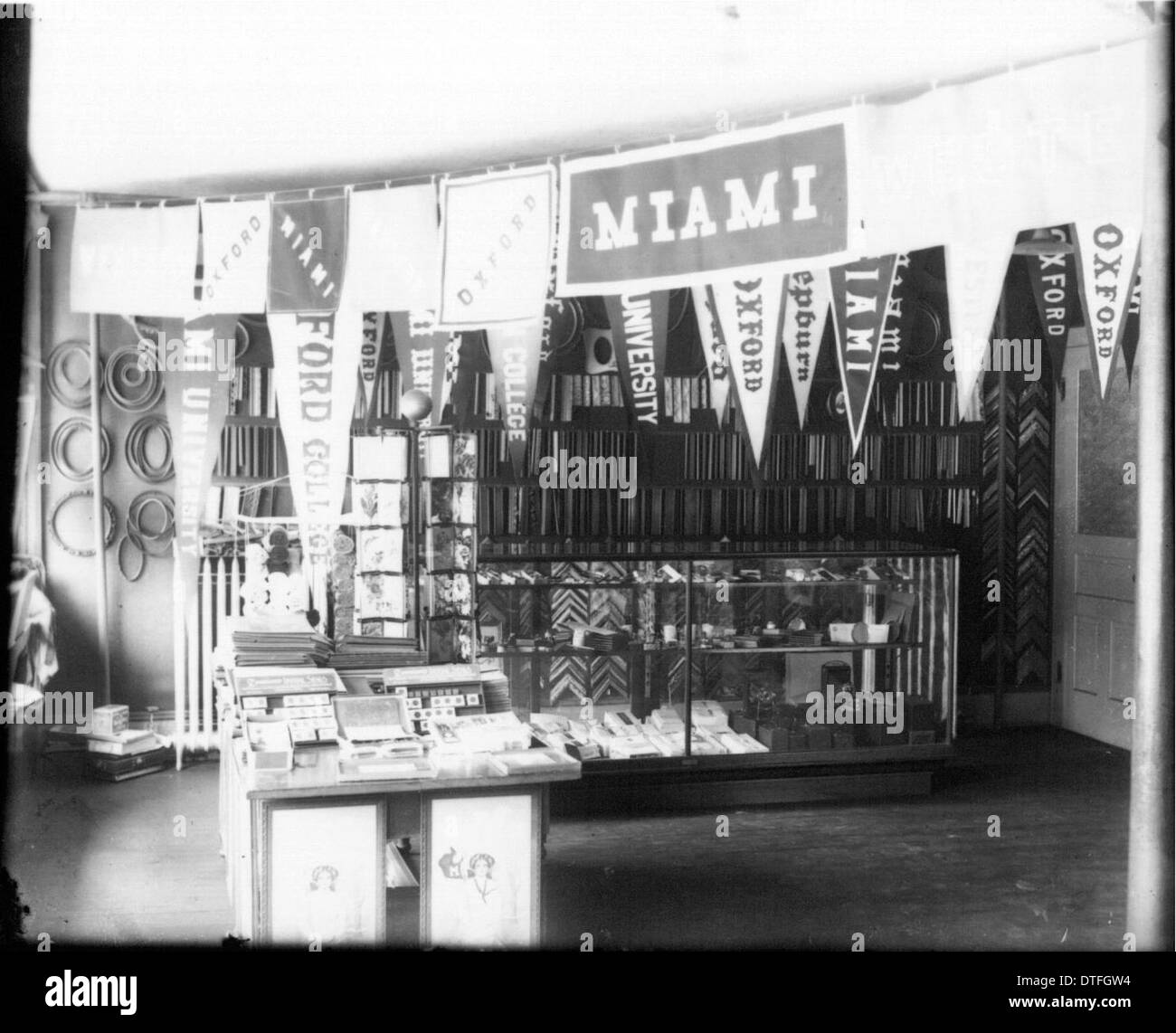 Dieses Foto zeigt die Ausstellung von Wimpeln der Miami University im Snyder Store im Jahr 1910. Das Bild spiegelt die kommerzielle und akademische Kultur der damaligen Zeit in Oxford, Ohio, wider. Stockfoto