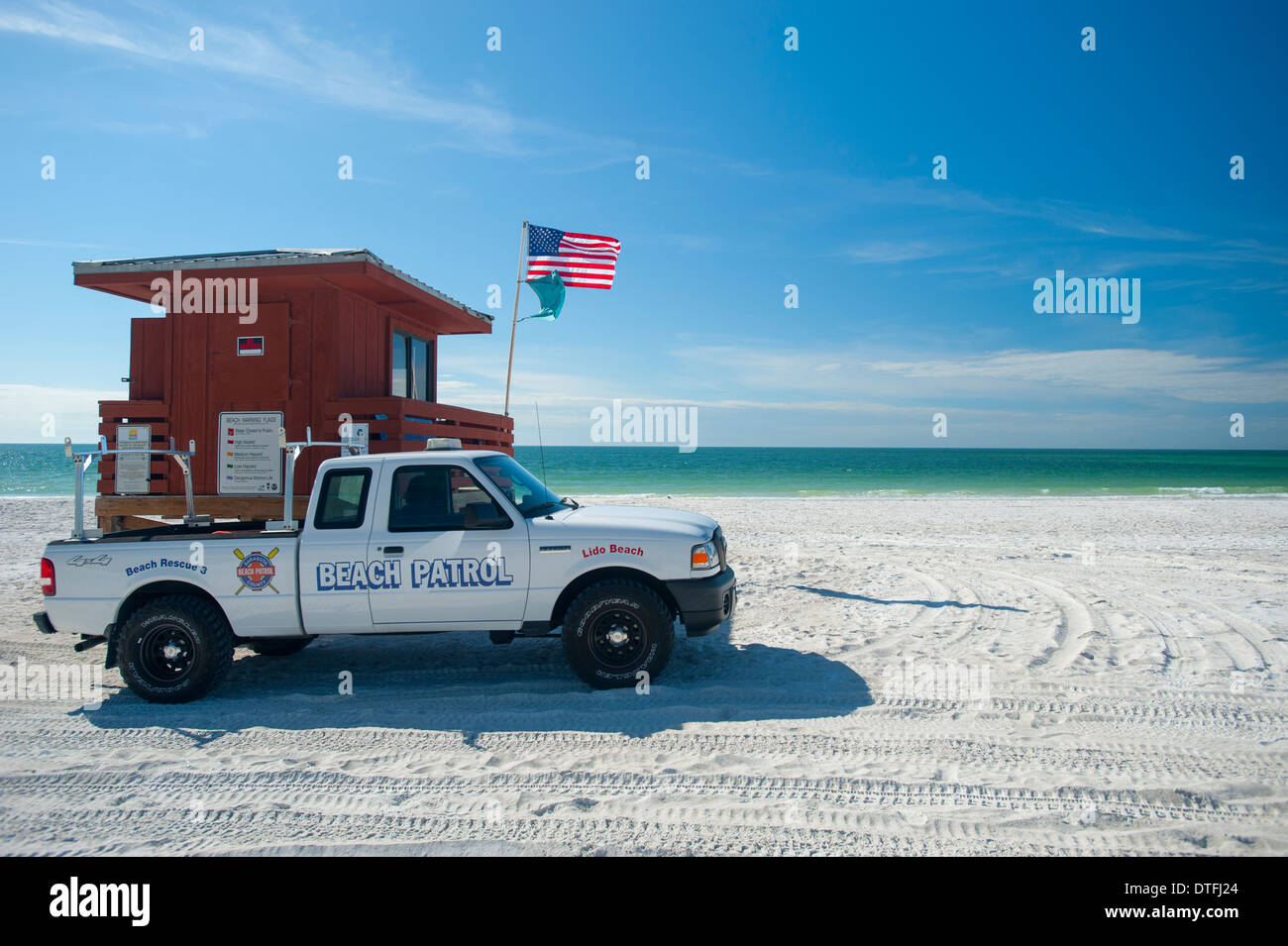 USA Florida Sarasota FL Lido Key Beach Strand Patrouille LKW und Rettungsschwimmer stehen Stockfoto