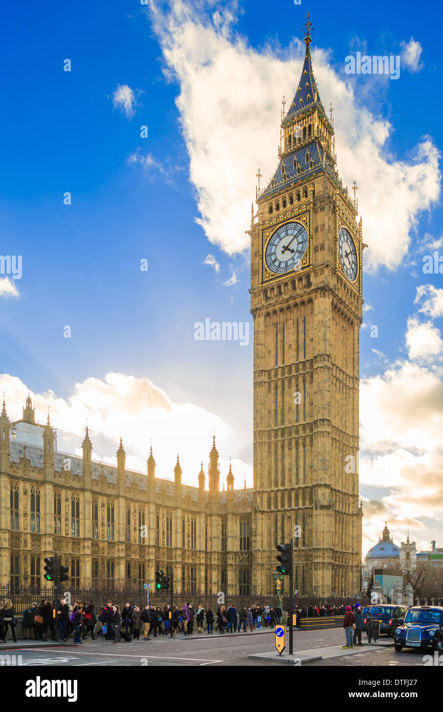 London Palace of Westminster mit Big Ben vor einem teilweise bewölkten blauen Himmel. Stockfoto