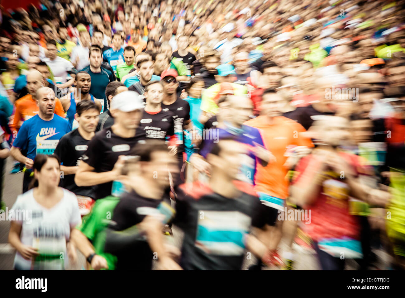 Barcelona, Spanien. 16. Februar 2014. : Rund 14,000 Läufer starten in die 24. Ausgabe der Halbmarathon Barcelona © Matthi/Alamy Live News Bildnachweis: Matthi/Alamy Live-Nachrichten Stockfoto