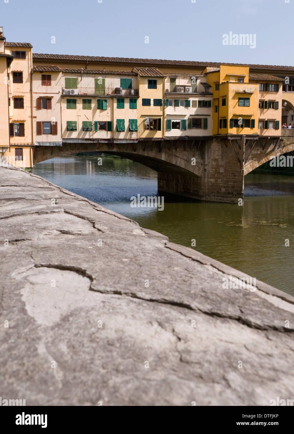ein Blick auf Ponte Vecchio von Damm, Florenz, Italien Stockfoto