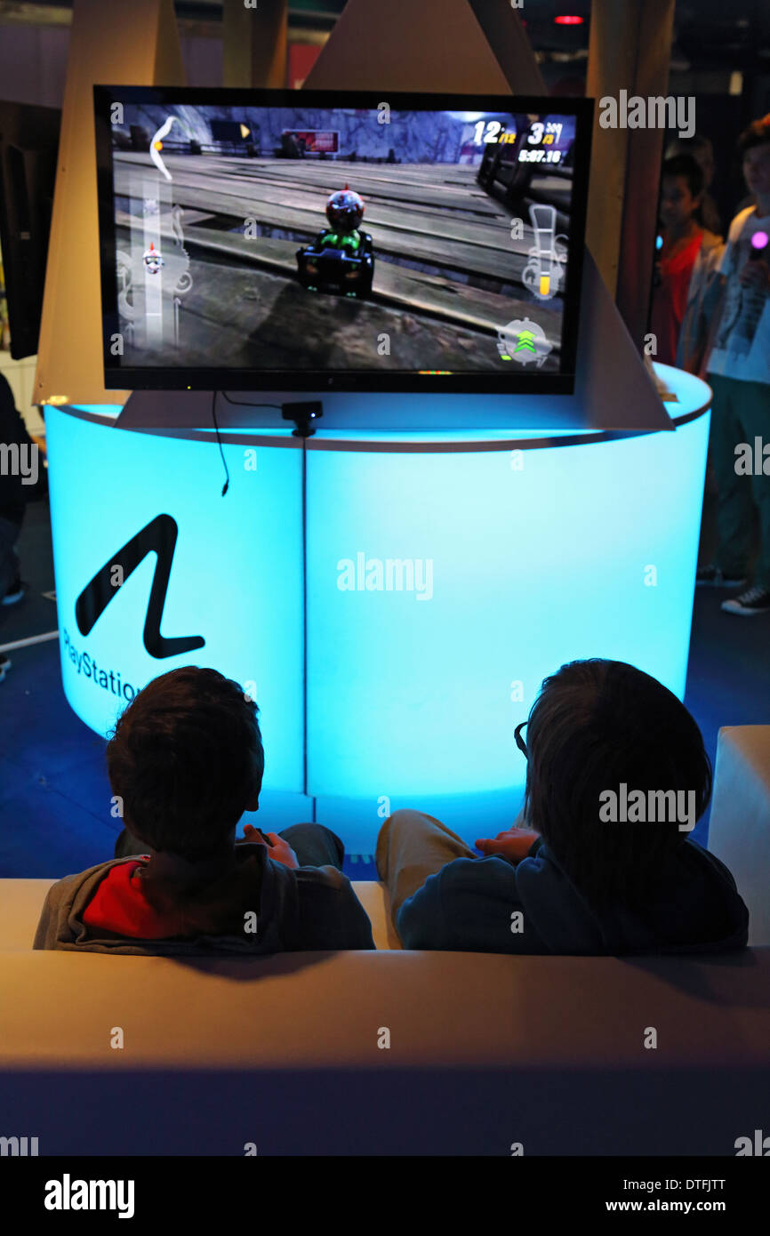 Berlin, Deutschland, Jugend bei der Jugendmesse SIE spielen ein Computerspiel Stockfoto