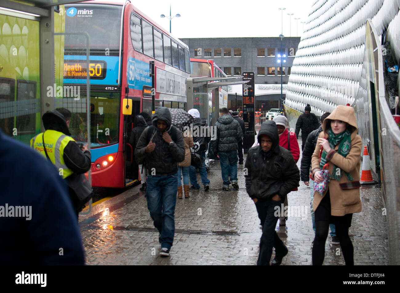 Haltestellen vom Bahnhof Moor Street bei nassem Wetter, Birmingham, UK Stockfoto