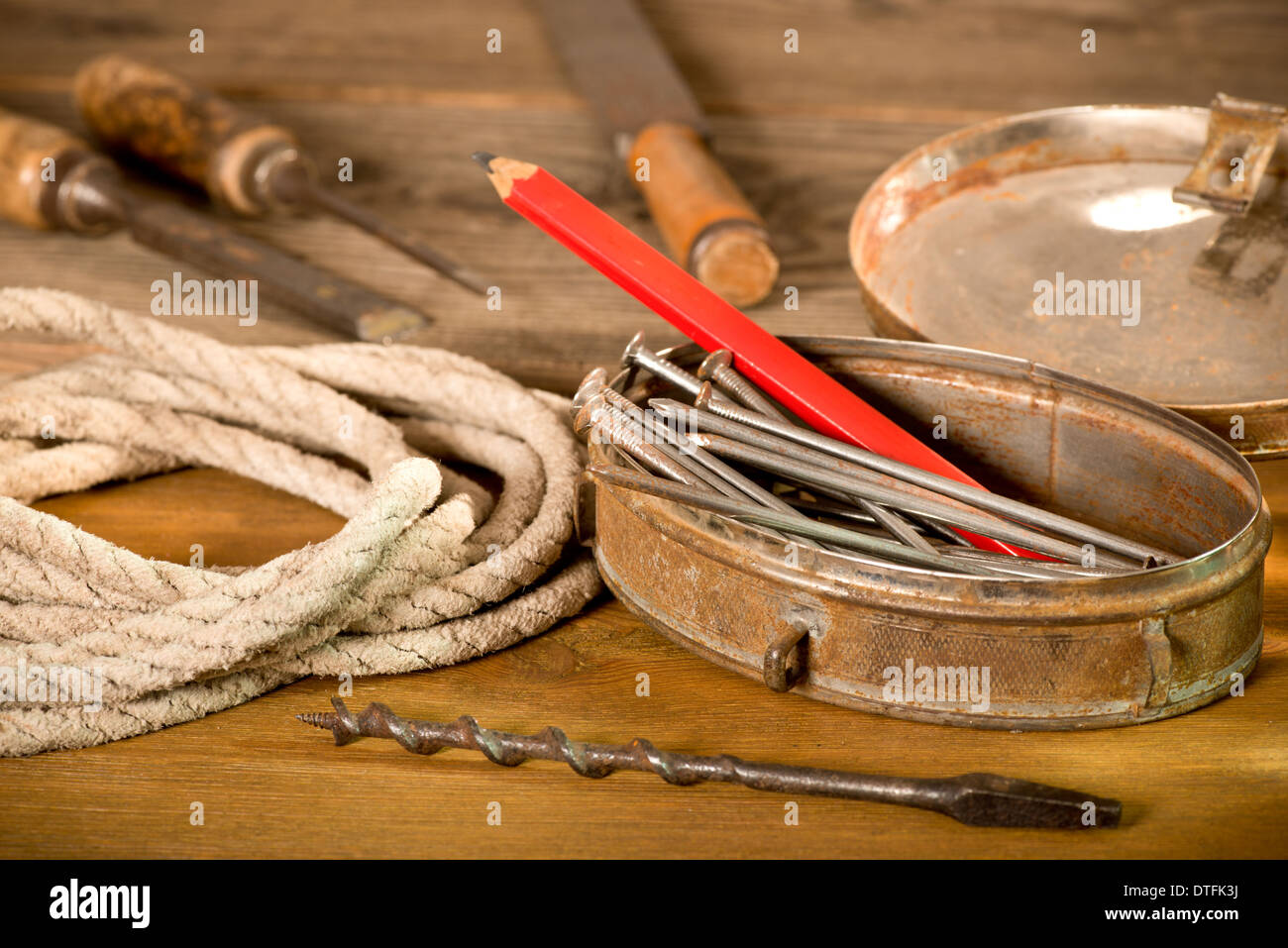 Stillleben mit Nägeln und Seil in den Arbeitsraum Stockfoto