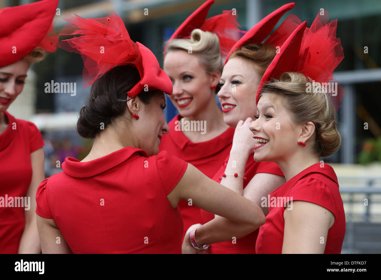 Ascot, Großbritannien, elegant gekleidete Frauen mit Hut bei den Rennen Stockfoto